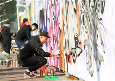 江南城區(qū)臨沅路上，涂鴉愛好者正在進(jìn)行街頭涂鴉藝術(shù)創(chuàng)作