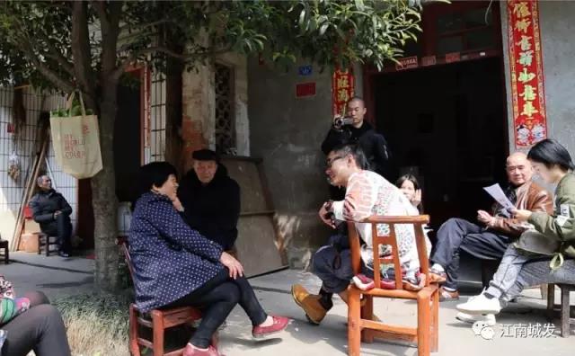 △ 趙明——“這次創(chuàng)作強(qiáng)調(diào)在地性、紀(jì)念性與參與性。我們針對問卷，以外來人的身份，來介入、想象生活在此地的居民，他們發(fā)生的故事和曾經(jīng)的生活狀態(tài)。”