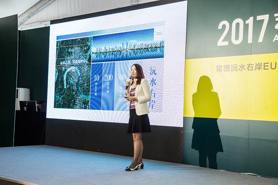 常德市江南城市發(fā)展有限公司董事副總經(jīng)理谷穗則為現(xiàn)場(chǎng)觀眾介紹了這個(gè)投資超過(guò)200億元、面積300萬(wàn)平方、持續(xù)建設(shè)8到10年的沅水右岸如何建構(gòu)城市·人·生活三者之間的關(guān)系