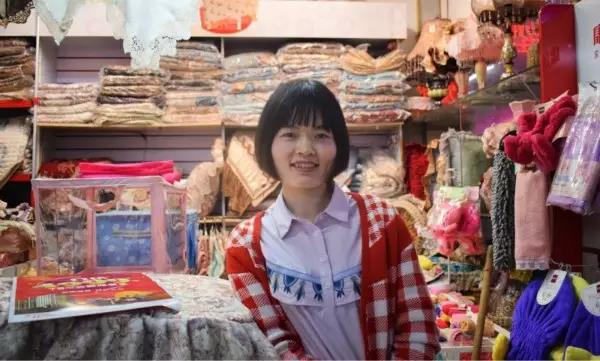 “就算現(xiàn)在橋南市場(chǎng)的經(jīng)濟(jì)一直在后退，可我覺(jué)得它是永遠(yuǎn)不會(huì)倒閉的?！保v